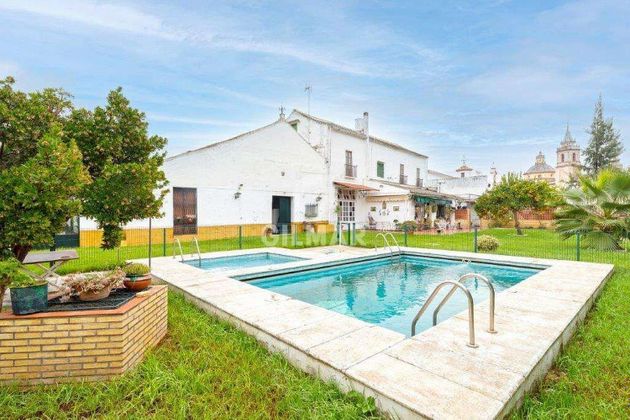 Foto 1 de Casa adossada en venda a Umbrete de 8 habitacions amb piscina i jardí