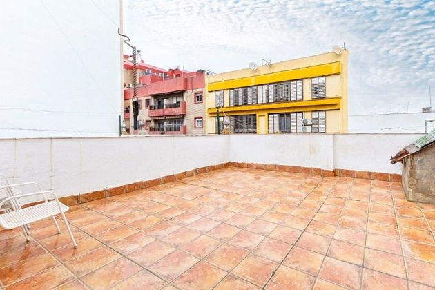 Foto 1 de Casa adossada en venda a Nervión de 6 habitacions amb terrassa i garatge
