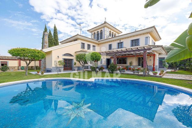 Foto 1 de Venta de casa en Montequinto de 8 habitaciones con terraza y piscina
