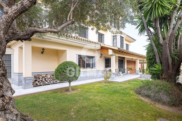 Foto 2 de Casa en venda a Montequinto de 8 habitacions amb terrassa i piscina