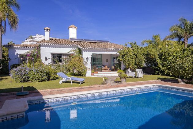 Foto 1 de Venta de chalet en Guadalmina de 4 habitaciones con terraza y piscina