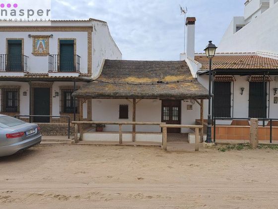 Foto 2 de Casa adossada en venda a calle Sanlúcar de 3 habitacions amb terrassa i jardí