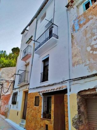 Foto 1 de Casa en venda a calle Escuela de 4 habitacions amb balcó