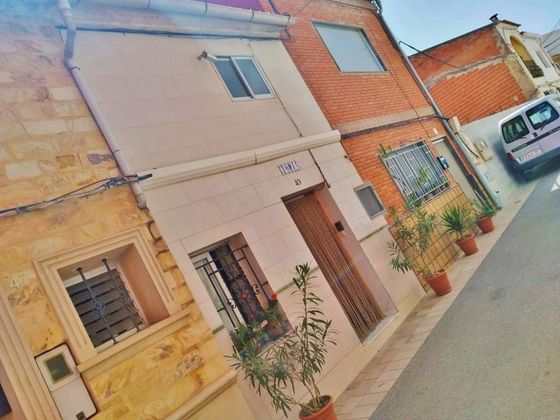 Foto 1 de Casa en venta en calle Solanas de 4 habitaciones con terraza y garaje