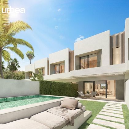 Foto 1 de Casa adossada en venda a calle Lope de Rueda de 3 habitacions amb terrassa i piscina