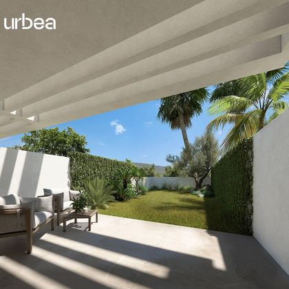 Foto 2 de Casa adossada en venda a calle Lope de Rueda de 3 habitacions amb terrassa i piscina