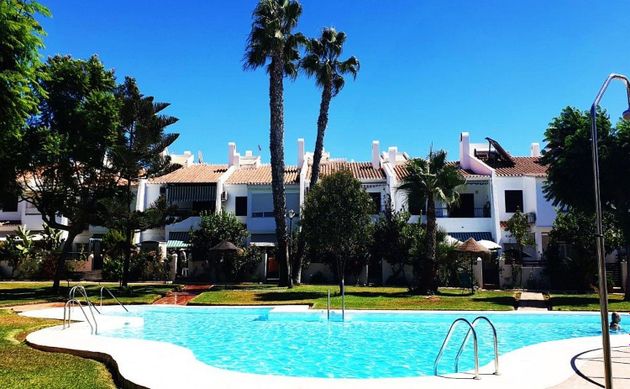 Foto 1 de Casa adossada en venda a Viña Málaga de 4 habitacions amb terrassa i piscina
