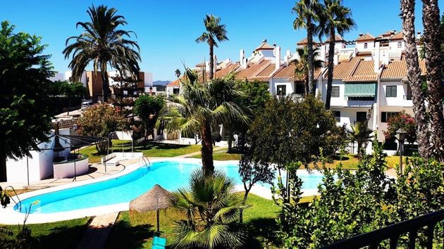 Foto 2 de Casa adosada en venta en Viña Málaga de 4 habitaciones con terraza y piscina