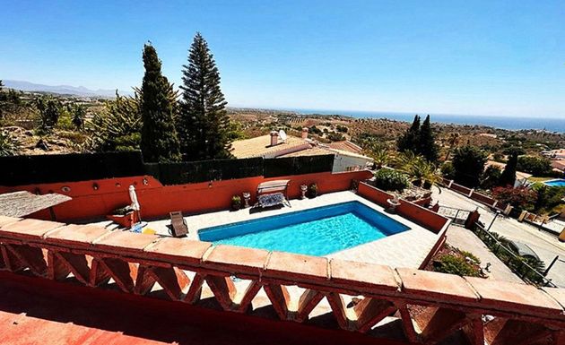 Foto 2 de Chalet en venta en Benajarafe – Almayate de 8 habitaciones con terraza y piscina