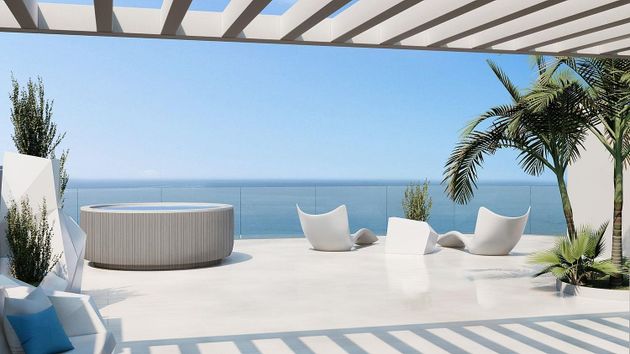 Foto 2 de Ático en venta en Las Gaviotas de 2 habitaciones con terraza y piscina