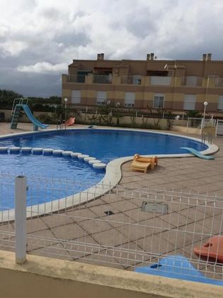 Foto 1 de Casa adossada en venda a Playa de Almazora-Ben Afeli de 3 habitacions amb terrassa i piscina