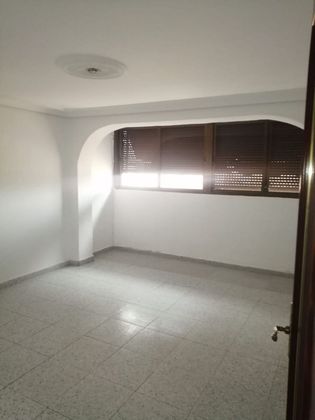 Foto 1 de Venta de piso en El Pilar de 3 habitaciones con balcón