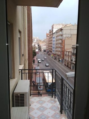 Foto 2 de Venta de piso en avenida Hermanos Bou de 3 habitaciones con muebles y balcón
