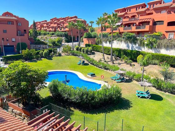 Foto 1 de Venta de dúplex en Estepona Oeste - Valle Romano - Bahía Dorada de 4 habitaciones con terraza y piscina