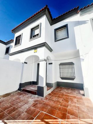 Foto 1 de Casa en venda a calle Lora del Rio de 4 habitacions amb terrassa i balcó