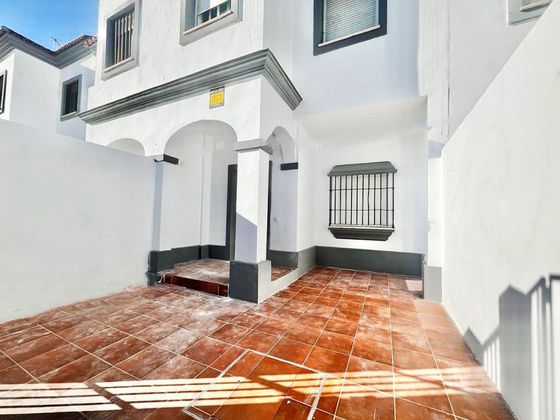 Foto 2 de Casa en venta en calle Lora del Rio de 4 habitaciones con terraza y balcón