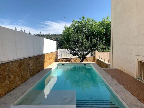 Foto 2 de Casa adossada en venda a Ruta de la Plata de 5 habitacions amb piscina i garatge