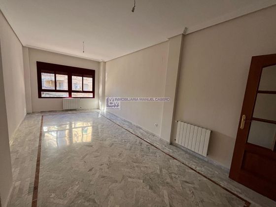 Foto 2 de Pis en venda a Centro - Cáceres de 4 habitacions amb garatge i aire acondicionat