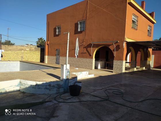 Foto 1 de Venta de casa rural en Coria del Río de 5 habitaciones con terraza y piscina