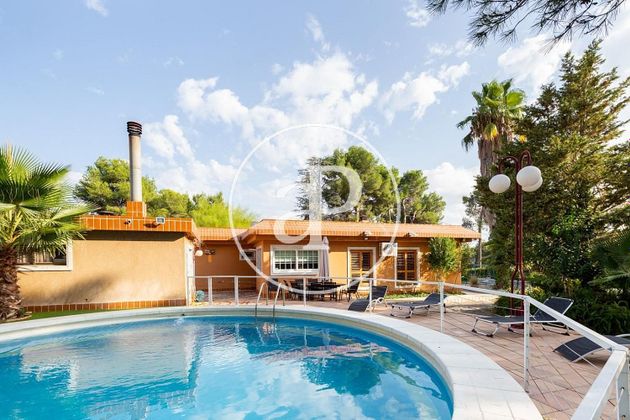 Foto 1 de Alquiler de chalet en Olocau de 5 habitaciones con piscina y garaje