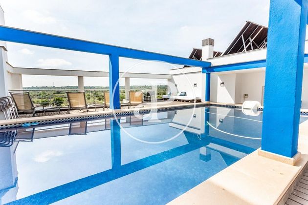 Foto 2 de Casa adossada en venda a Cheste de 8 habitacions amb terrassa i piscina