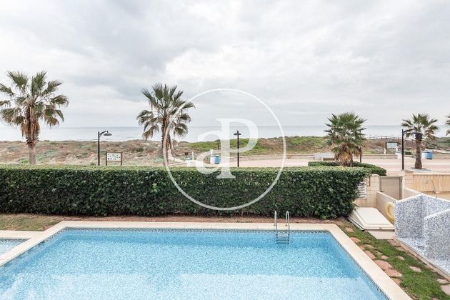 Foto 1 de Piso en venta en Guardamar de 2 habitaciones con terraza y piscina