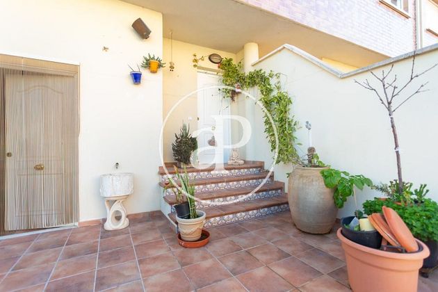 Foto 2 de Casa adossada en venda a Alginet de 3 habitacions amb terrassa i piscina