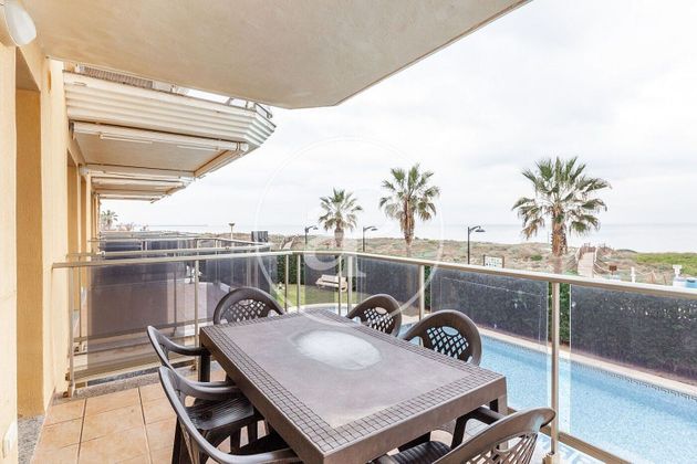 Foto 2 de Piso en venta en Guardamar de 3 habitaciones con terraza y piscina