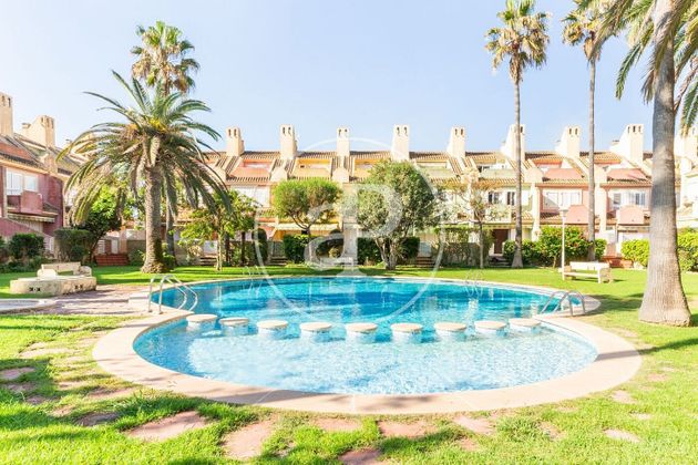 Foto 2 de Casa en venda a El Perellonet de 4 habitacions amb terrassa i piscina