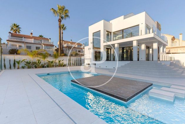 Foto 2 de Casa en venta en Playa de los Locos de 4 habitaciones con terraza y piscina