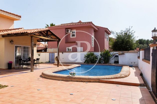 Foto 2 de Chalet en venta en Riba-roja de Túria de 4 habitaciones con terraza y piscina