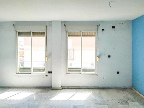 Foto 2 de Venta de piso en calle Cristóbal Colón de 2 habitaciones y 72 m²