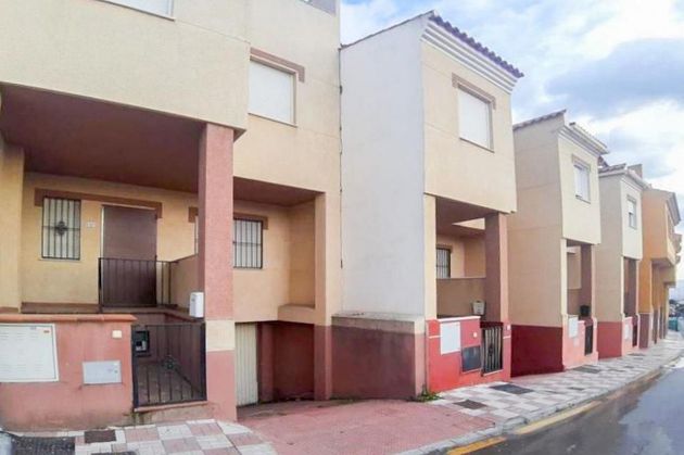 Foto 1 de Casa adosada en venta en Güevéjar de 4 habitaciones con terraza y balcón