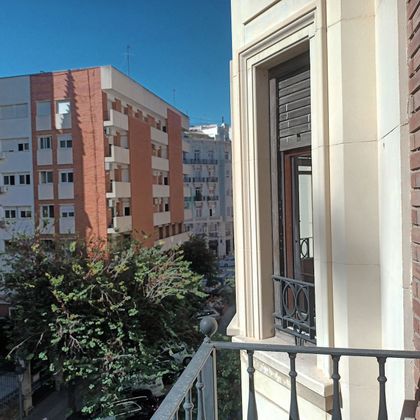 Foto 1 de Venta de piso en El Pla del Remei de 6 habitaciones con balcón y calefacción
