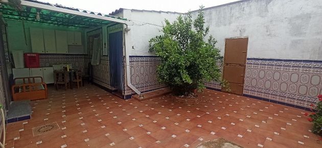 Foto 2 de Casa adosada en venta en calle Camilo José Cela de 6 habitaciones con garaje y jardín
