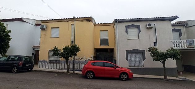 Foto 1 de Casa adosada en venta en calle Camilo José Cela de 6 habitaciones con garaje y jardín