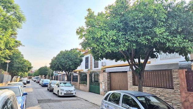 Foto 1 de Casa adossada en venda a calle Cipriano Valera de 4 habitacions amb terrassa i piscina
