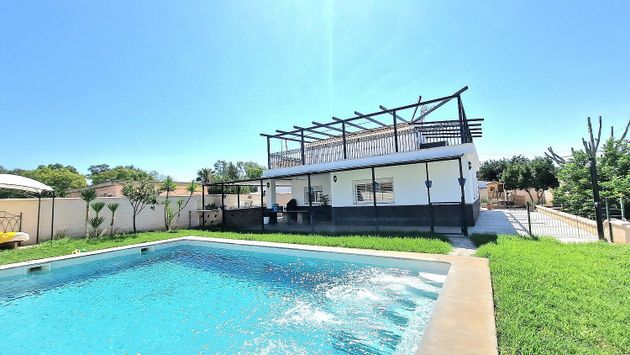 Foto 1 de Venta de chalet en Carmona de 4 habitaciones con terraza y piscina