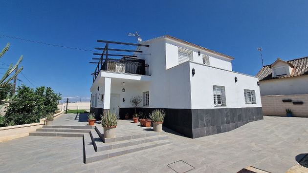 Foto 2 de Xalet en venda a Carmona de 4 habitacions amb terrassa i piscina