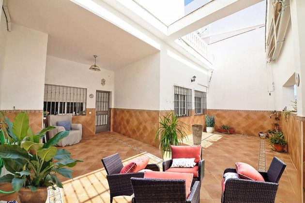 Foto 1 de Venta de chalet en Centro - Alcalá de Guadaira de 4 habitaciones con terraza y piscina