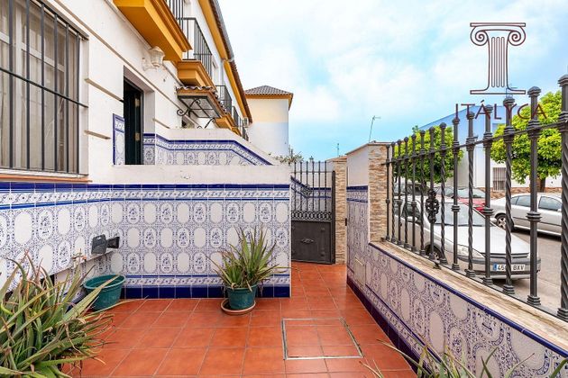 Foto 2 de Casa adossada en venda a Palomares del Río de 5 habitacions amb terrassa i garatge