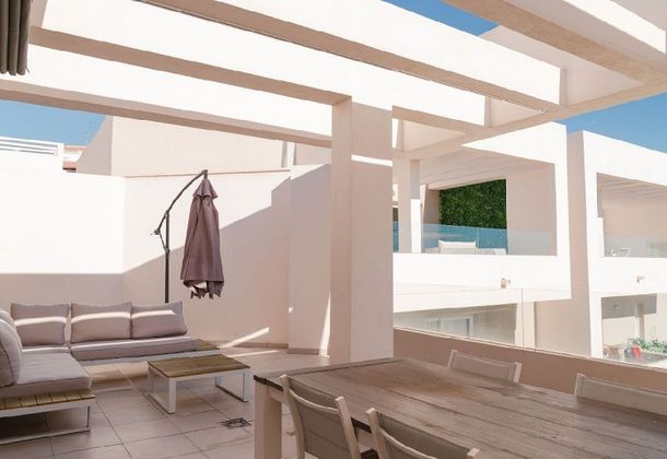Foto 1 de Àtic en lloguer a Nueva Andalucía centro de 2 habitacions amb terrassa i piscina