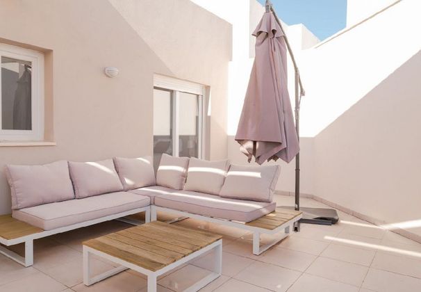 Foto 2 de Ático en alquiler en Nueva Andalucía centro de 2 habitaciones con terraza y piscina