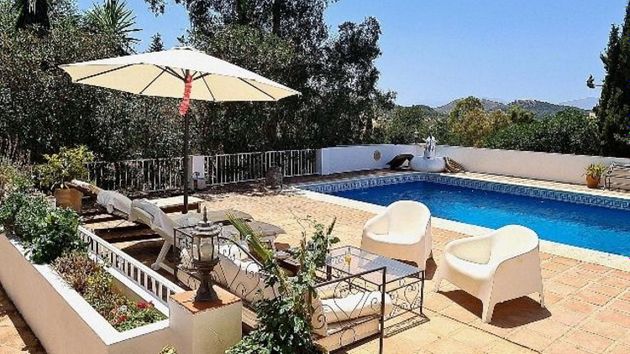Foto 2 de Chalet en venta en Almogía de 3 habitaciones con terraza y piscina