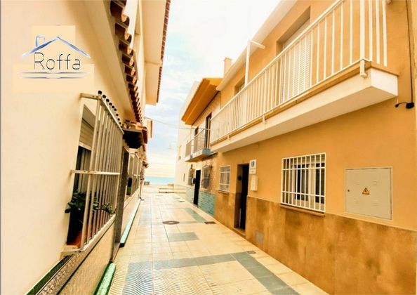 Foto 1 de Casa adossada en venda a Algarrobo-Costa de 3 habitacions amb terrassa i jardí