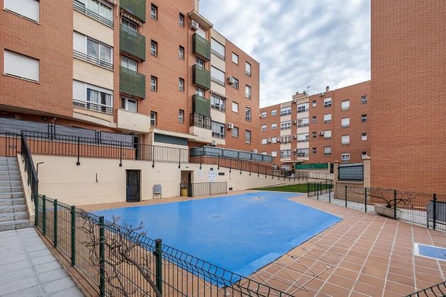 Foto 1 de Pis en venda a Polígono Cartuja – La Paz de 3 habitacions amb piscina i garatge