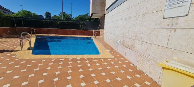 Foto 2 de Piso en alquiler en Parque María Luisa - Huerta de la Salud - Giralda Sur de 2 habitaciones con piscina y garaje