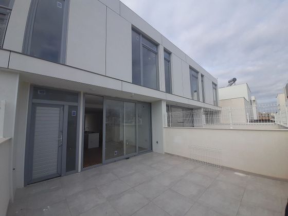 Foto 2 de Casa adossada en venda a calle Dublin de 3 habitacions amb terrassa i piscina
