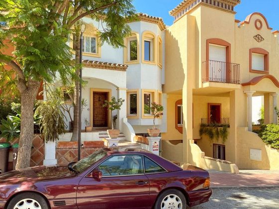 Foto 1 de Casa adossada en lloguer a calle Del Ángel de 5 habitacions amb terrassa i piscina