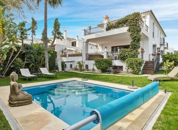 Foto 1 de Xalet en venda a El Padrón - El Velerín - Voladilla de 5 habitacions amb terrassa i piscina